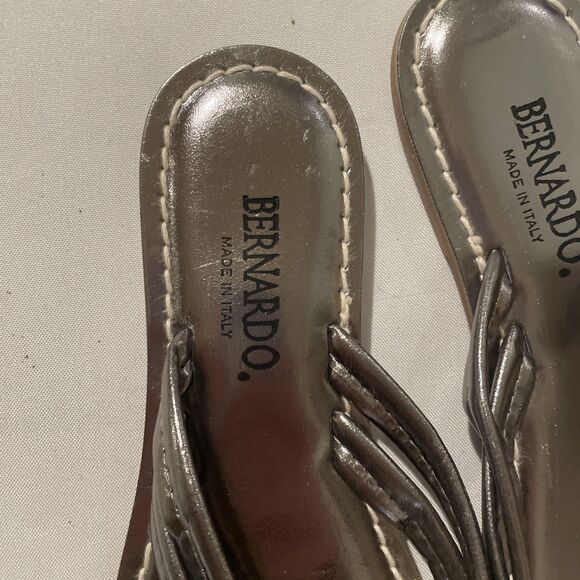 Bernardo Iconic Miami Sandals Metallic Pewter Made Italy Leather Thong Flat 8 - Picture 5 of 7